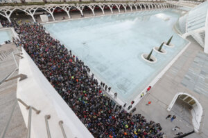 Miles de personas se han acercado este sábado hasta la Ciudad de las Artes y las Ciencias para presentarse como voluntarios para ayudar en las labores de reconstrucción de las localidades afectadas por la dana. Con más de 200 muertos a causa de la dana, la mayoría en la provincia de Valencia, la solidaridad ciudadana se abre paso desde toda España para hacer llegar ayuda a los damnificados, atendidos por miles de voluntarios en las zonas más afectadas y en medio del dolor por las víctimas en el tercer día de luto oficial.