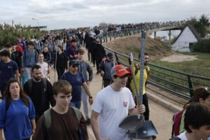 Miles de personas se presentan como voluntarios para ayudar a los damnificados por la dana