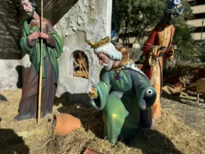 Figuras de un belén con tres personajes en un entorno natural