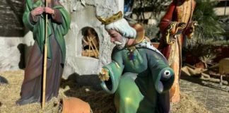 Figuras de un belén con tres personajes en un entorno natural