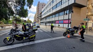 Agentes de la Policía Local de Valencia realizando controles de tráfico.