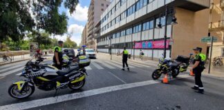 Agentes de la Policía Local de Valencia realizando controles de tráfico.