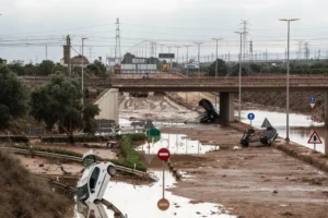 Imagen de daños causados por la DANA en Torrent con coches volcados
