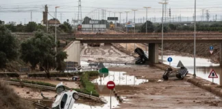 Imagen de daños causados por la DANA en Torrent con coches volcados