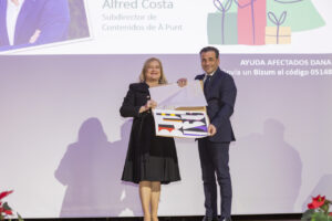Alfred Costa recibiendo el Premio Periodístico de l'Ateneu Mercantil