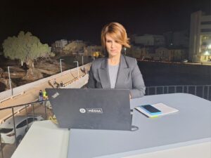 Presentadora de À Punt informando sobre la DANA desde Paiporta