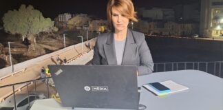 Presentadora de À Punt informando sobre la DANA desde Paiporta