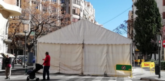 Carpa blanca instalada en la calle para las Fallas de Valencia