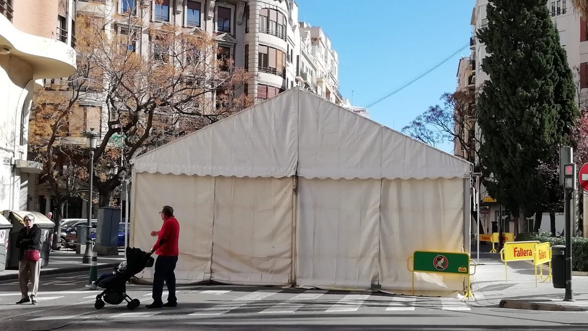 Carpa blanca instalada en la calle para las Fallas de Valencia