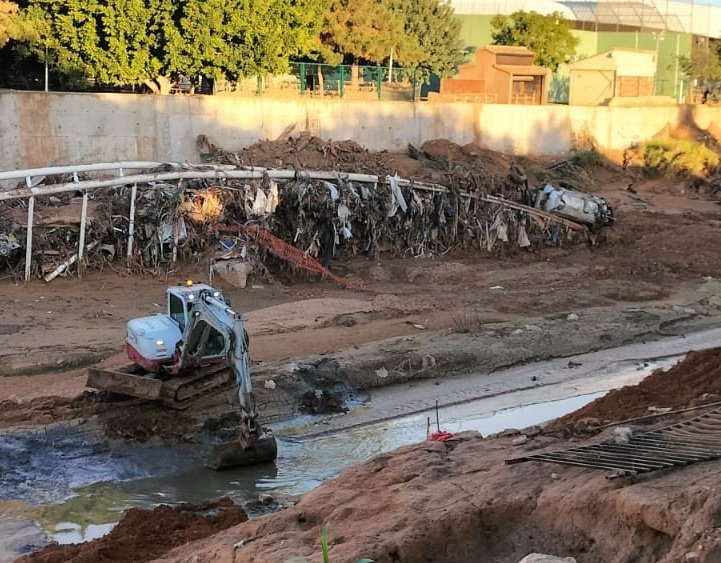 La CHJ comienza a retirar residuos en varios puntos del barranco del Poyo para desobstruir el cauce y canalizar el agua