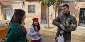 Una niña de Aldaia reparte polvorones a los militares movilizados por la dana