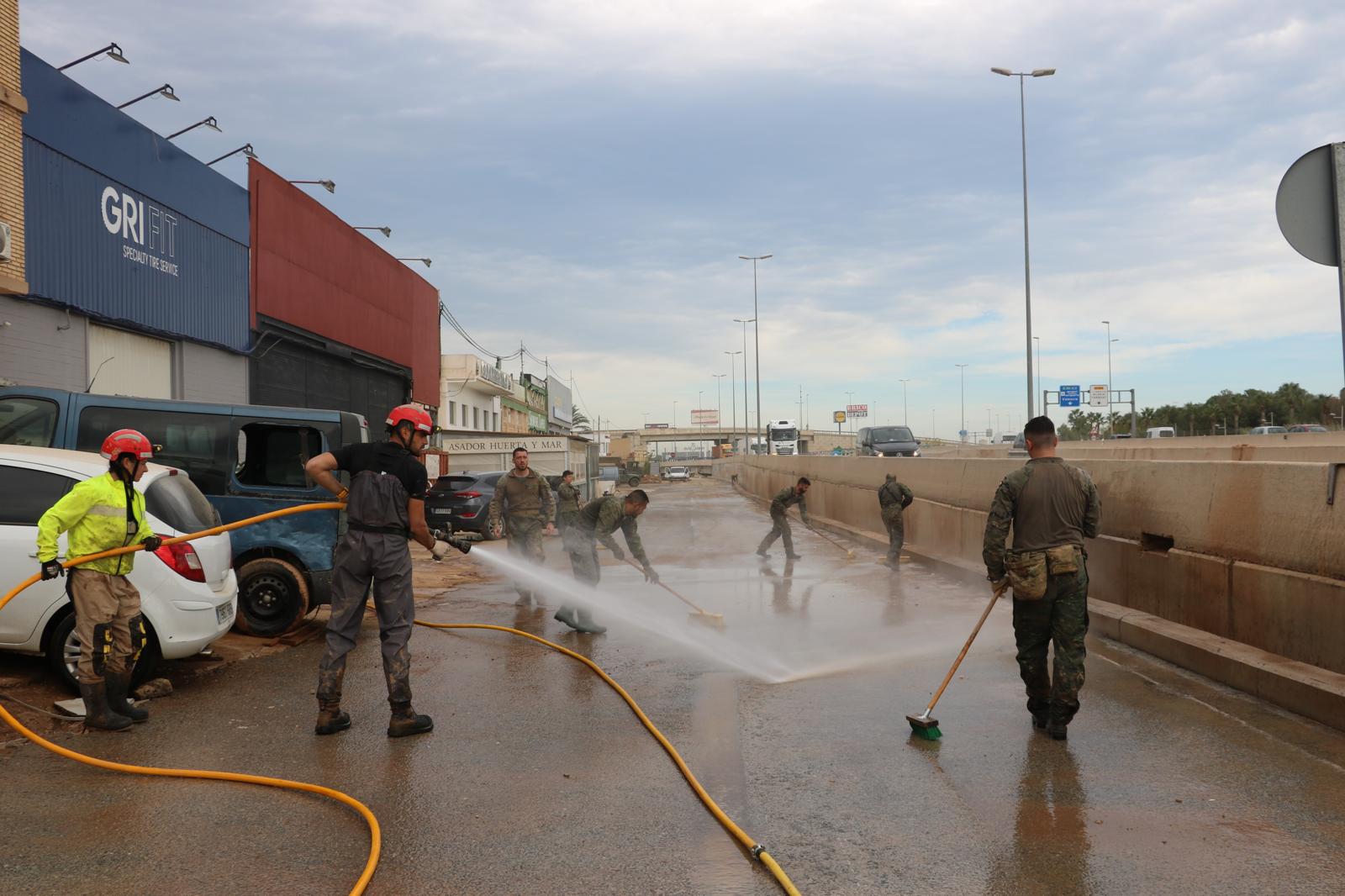 Trabajadores limpiando un polígono industrial tras inundaciones