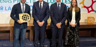 El Alcalde de Paterna Juan Antonio Sagredo recogiendo el premio otorgado por la FEMP al Proyecto de Simbiosis Industrial