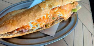 Entrepà d'allioli, carn de cavall, ou i bacon servido en un plat