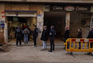 13/12/2024 Varias personas hacen cola en una administración de lotería de Paiporta, a 13 de diciembre de 2024, en Paiporta, Valencia, Comunidad Valenciana (España). La zona cero de la DANA se enfrenta a la campaña de Navidad tras más de 40 días desde que las inundaciones arrasaran con casi la totalidad de los negocios, y dejaran tras de sí 222 víctimas mortales en la provincia de Valencia. Para la mayoría de las tiendas y restaurantes, las fiestas de navidad han quedado cubiertas por el fango. POLITICA