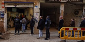 13/12/2024 Varias personas hacen cola en una administración de lotería de Paiporta, a 13 de diciembre de 2024, en Paiporta, Valencia, Comunidad Valenciana (España). La zona cero de la DANA se enfrenta a la campaña de Navidad tras más de 40 días desde que las inundaciones arrasaran con casi la totalidad de los negocios, y dejaran tras de sí 222 víctimas mortales en la provincia de Valencia. Para la mayoría de las tiendas y restaurantes, las fiestas de navidad han quedado cubiertas por el fango. POLITICA