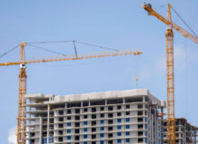 Grúas de construcción en un edificio en Albal, Valencia.