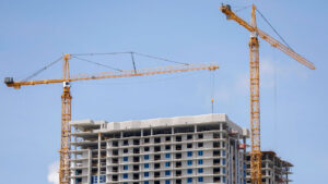 Grúas de construcción en un edificio en Albal, Valencia.