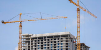 Grúas de construcción en un edificio en Albal, Valencia.