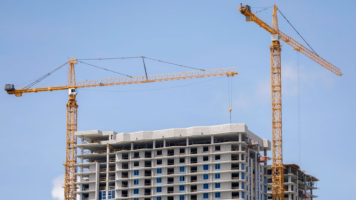 Grúas de construcción en un edificio en Albal, Valencia.