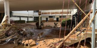 Vista del IES Berenguer Dalmau tras una inundación con escombros y agua