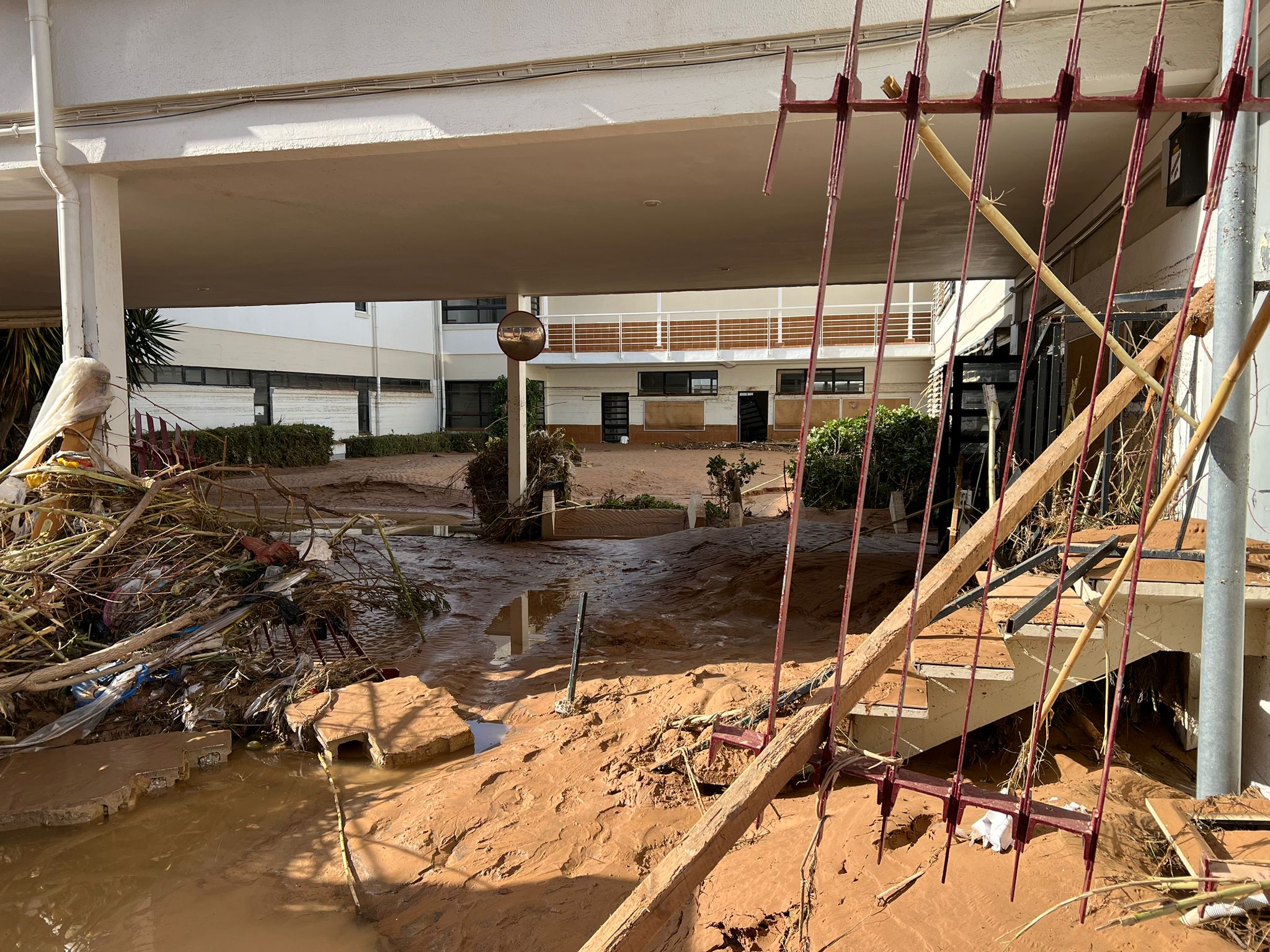 Vista del IES Berenguer Dalmau tras una inundación con escombros y agua