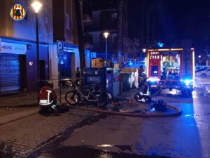 Bomberos trabajando en un incendio en Xirivella con asistencia sanitaria