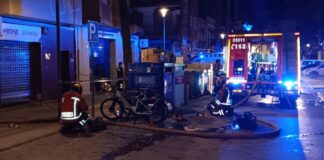 Bomberos trabajando en un incendio en Xirivella con asistencia sanitaria