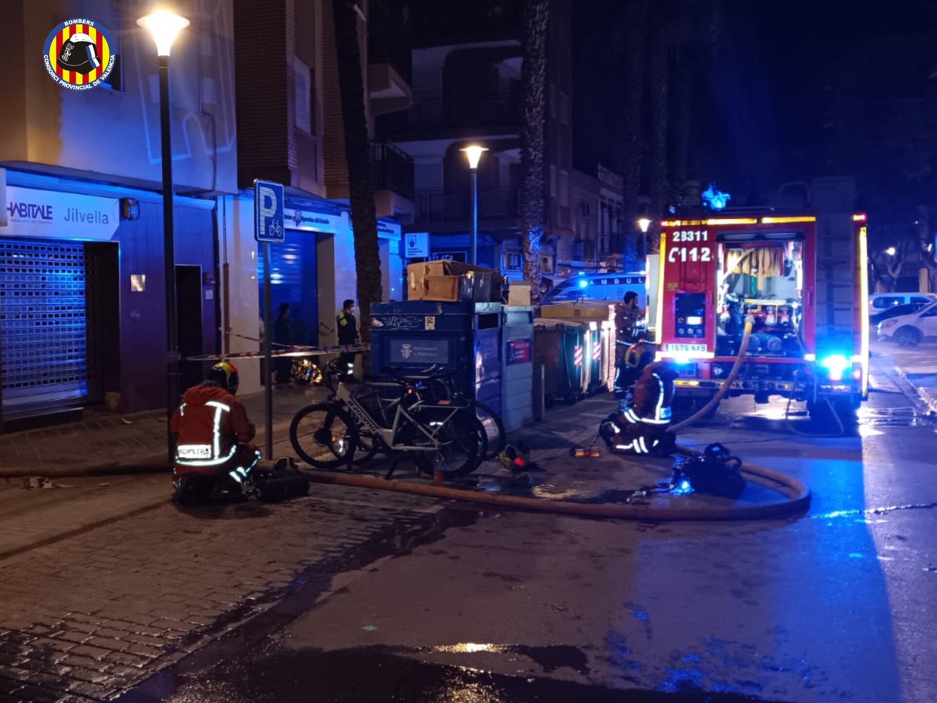 Bomberos trabajando en un incendio en Xirivella con asistencia sanitaria
