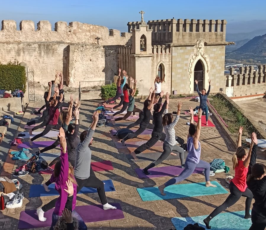 Yoga solidario al castillo de Xàtiva