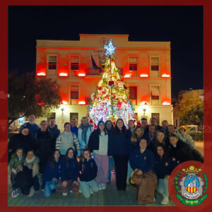 Grupo de personas frente al árbol de Navidad en Benetússer