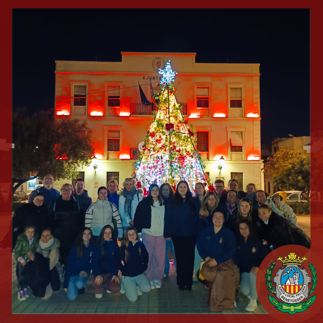 Grupo de personas frente al árbol de Navidad en Benetússer