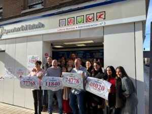 Grupo de personas celebrando premios de lotería en Manises