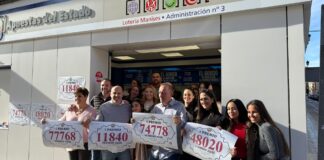 Grupo de personas celebrando premios de lotería en Manises
