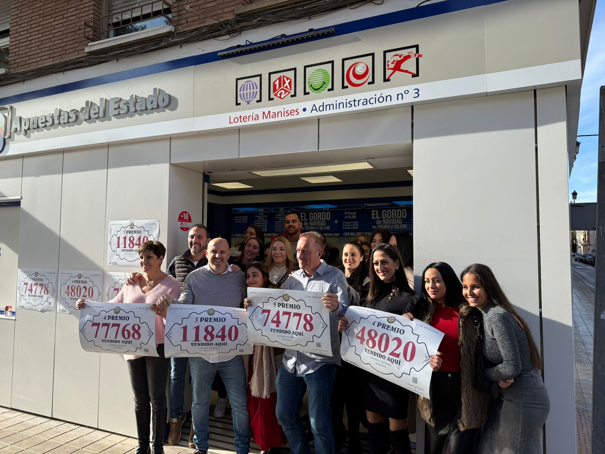 Grupo de personas celebrando premios de lotería en Manises