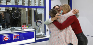 Las loteras de la administración 5 de Catarroja, en la zona cero de la dana, celebran el quinto premio, el 11.840, del que han vendido una serie.