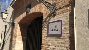 Fachada de la Casa Violeta en Manises con cartel informativo