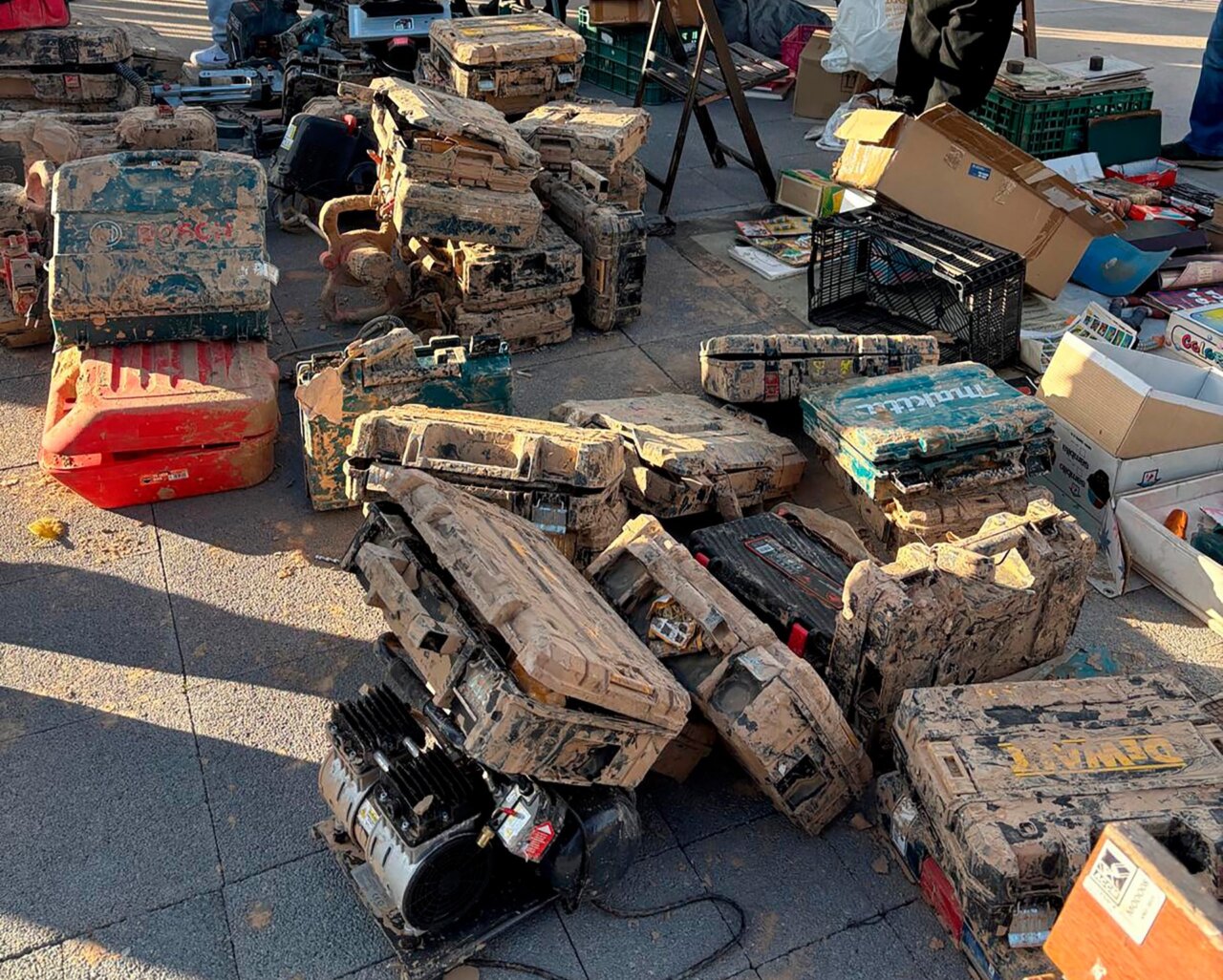 La Policía Local decomisa en el rastro de València herramientas robadas en empresas afectadas por la dana