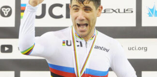 Maurice Eckhard celebrando con medalla en competición de ciclismo paralímpico