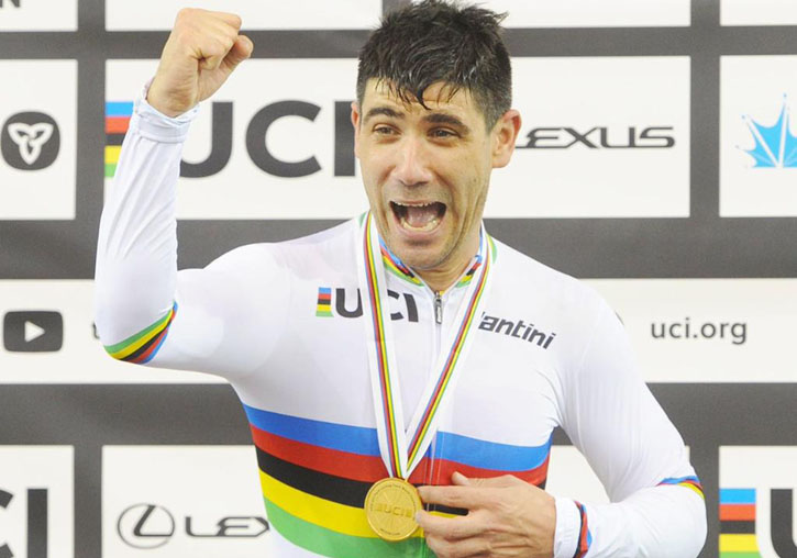 Maurice Eckhard celebrando con medalla en competición de ciclismo paralímpico