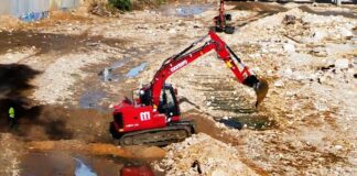 Máquina excavadora realizando trabajos de limpieza en el barranco entre Paiporta y Picanya