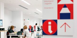Interior de una oficina de Labora con personas trabajando en computadoras