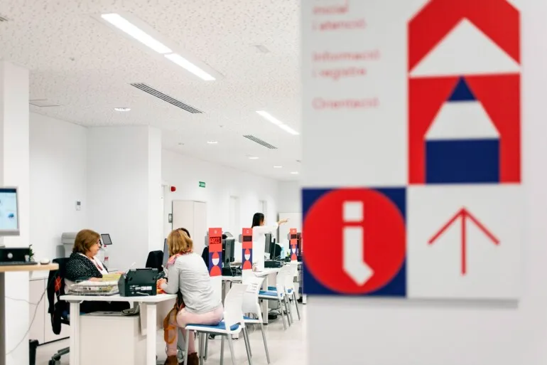Interior de una oficina de empleo con personas trabajando