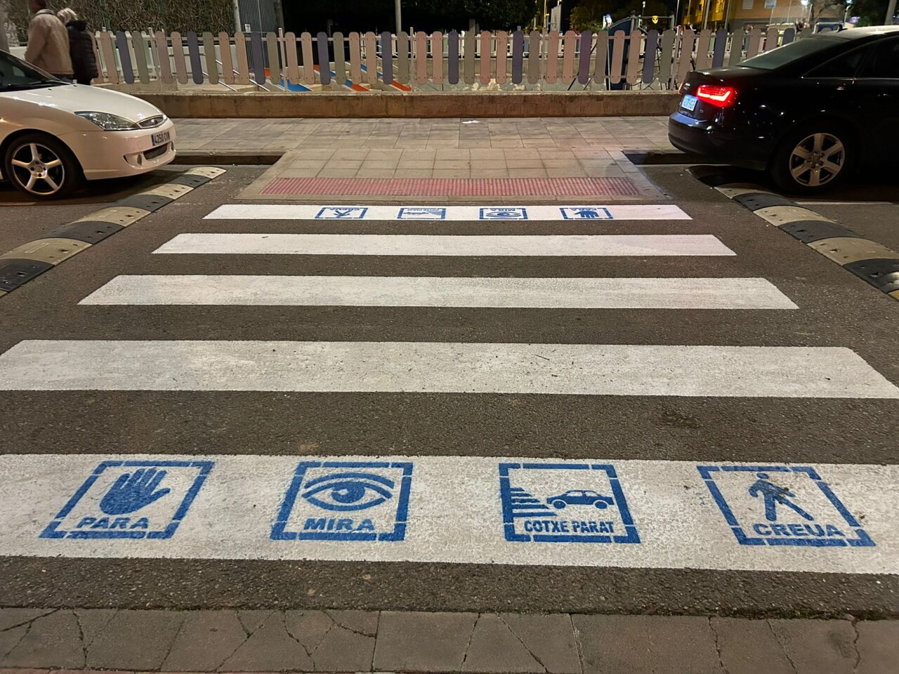 Pas de vianants amb pictogrames a Foios