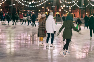 Personas patinando sobre hielo en una pista navideña en Montcada.