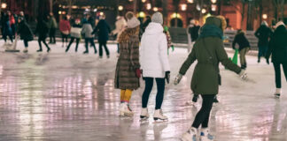 Personas patinando sobre hielo en una pista navideña en Montcada.