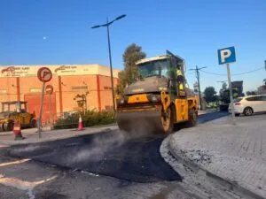 Máquina de repavimentación trabajando en el Polígono Industrial del Bovalar