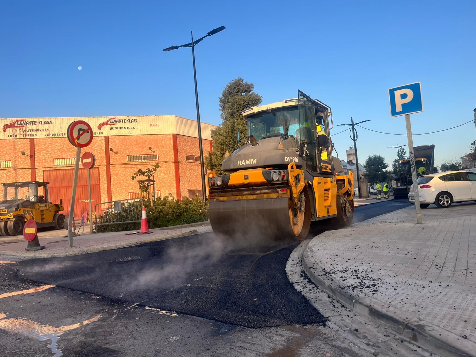 Máquina de repavimentación trabajando en el Polígono Industrial del Bovalar