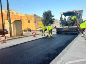 Trabajadores realizando repavimentación en el Polígono Industrial del Bovalar