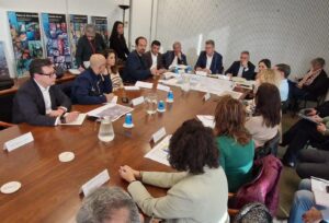 Reunión de alcaldes discutiendo sobre el barranco de la Saleta